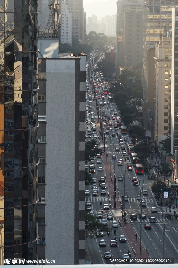 城市繁忙街道交通景象