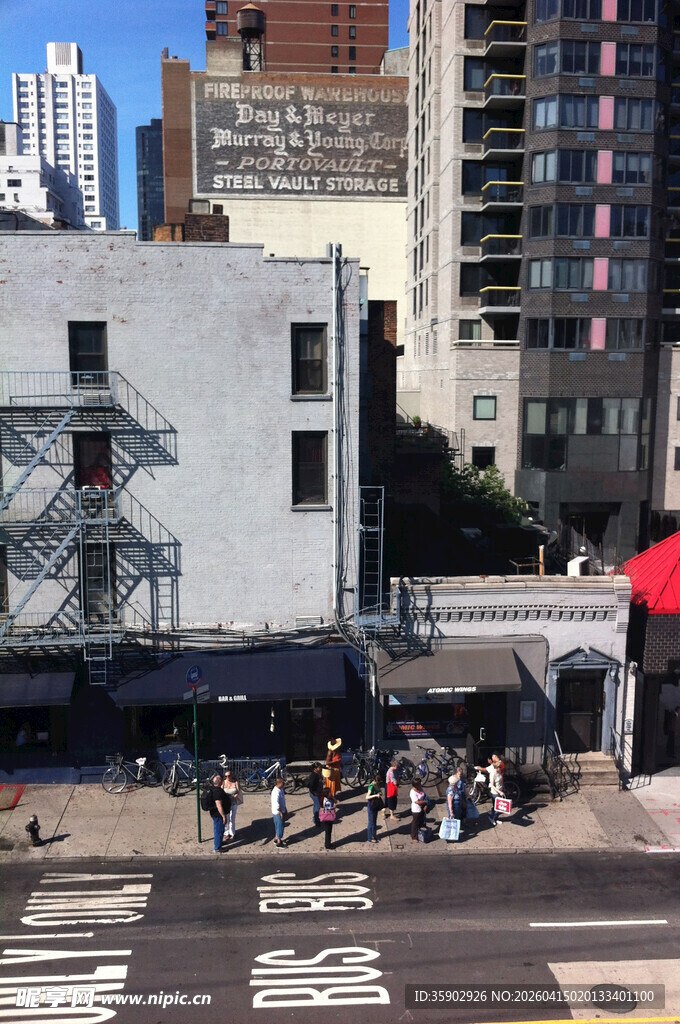城市街角人群与建筑景象