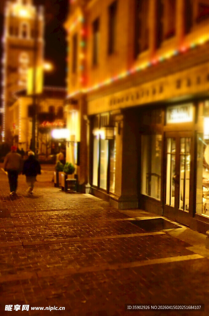 夜晚街道上的温馨行人景象