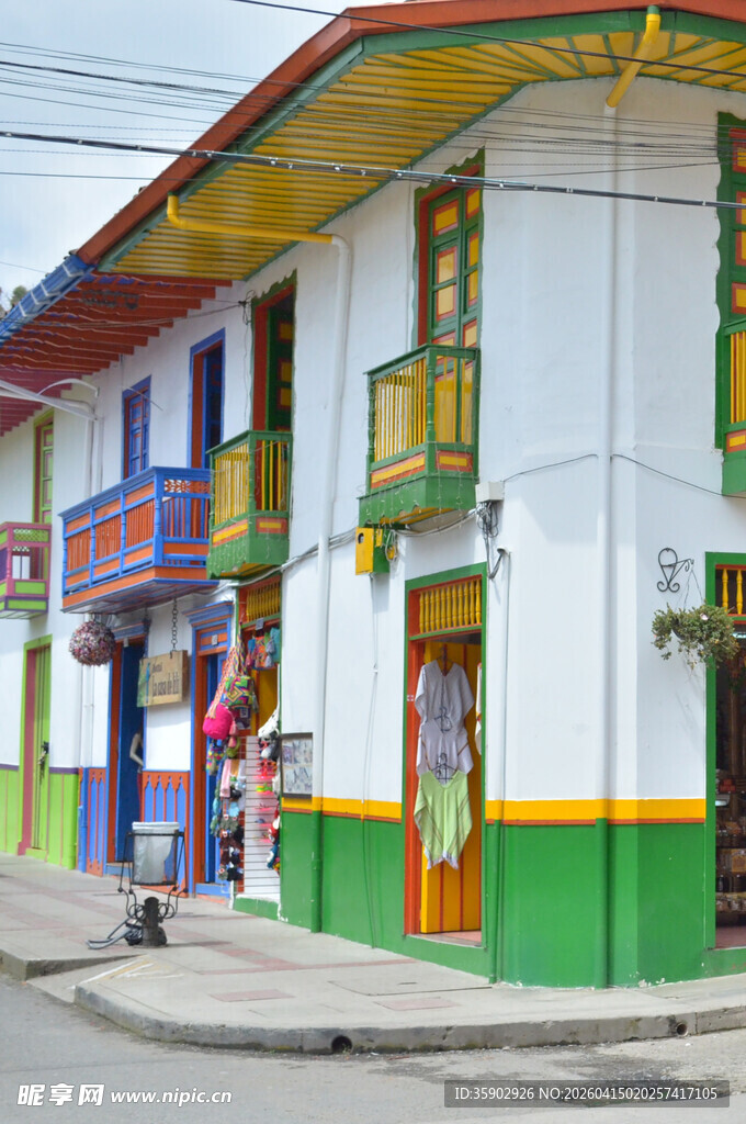 色彩斑斓的街边建筑