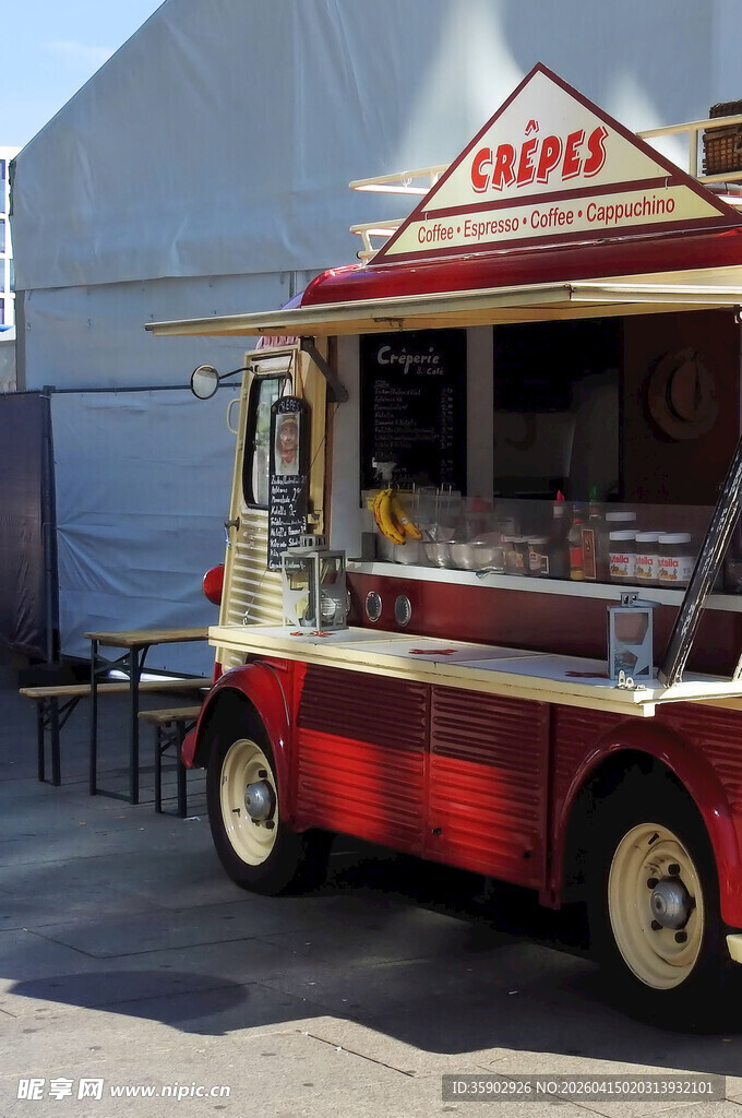 复古红色移动餐车