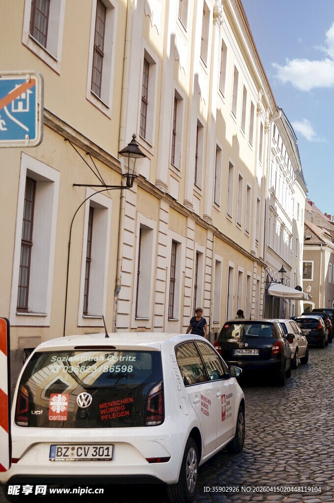 欧式街道旁的停放车辆