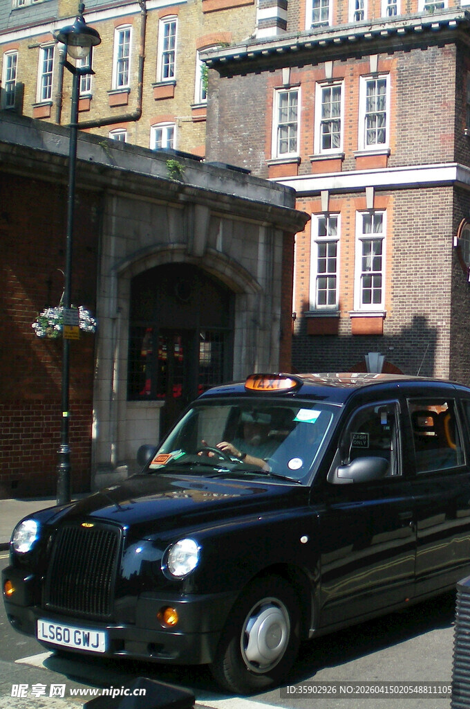 伦敦街头的黑色出租车