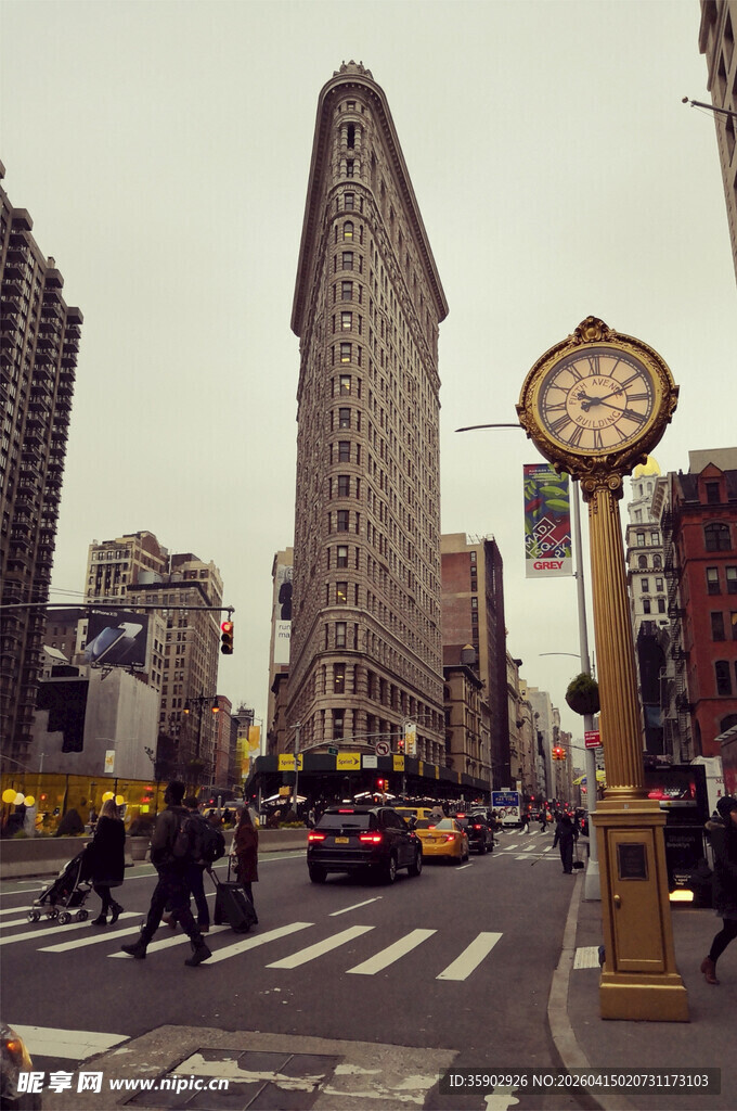 熨斗大厦前的城市街景