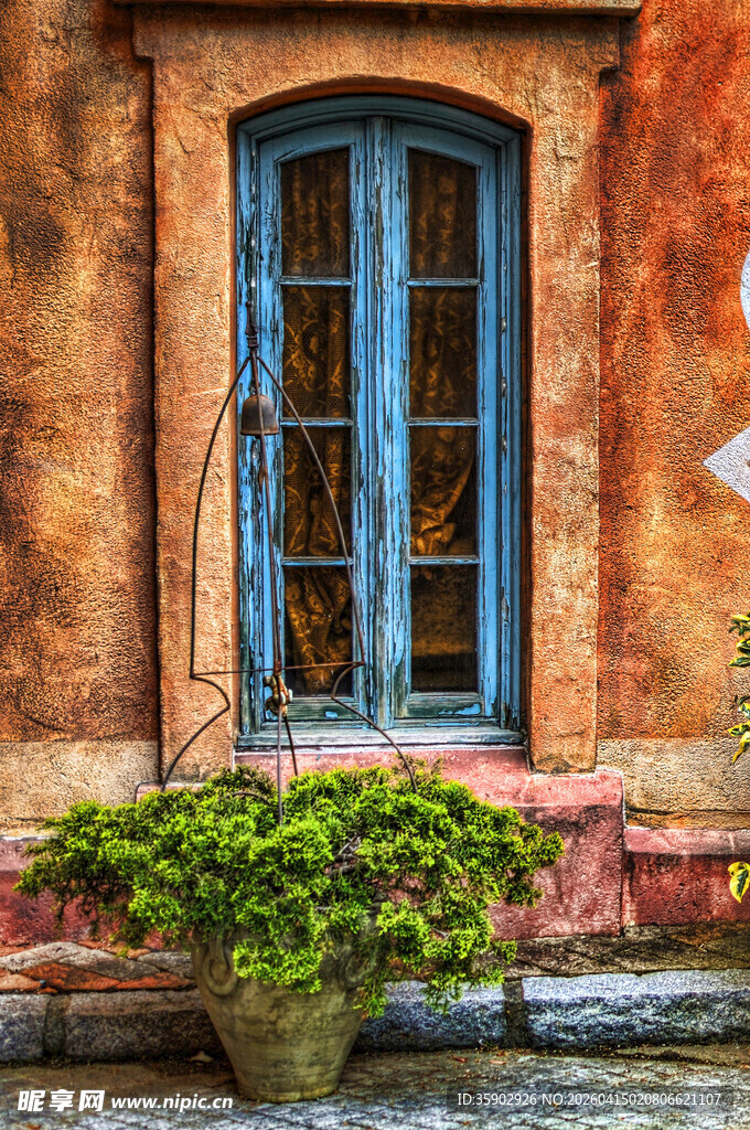 复古窗边绿植装点景致