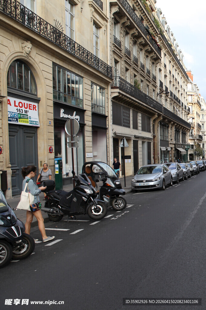 巴黎街头的摩托车与行人