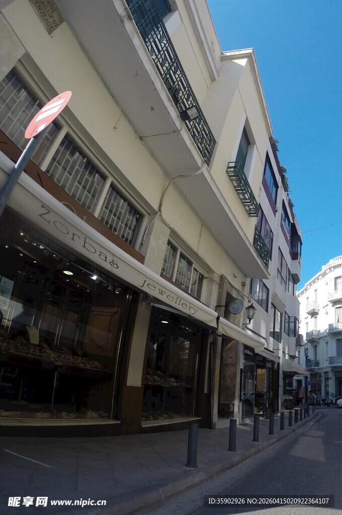 城市街道旁的商铺建筑