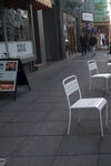 街边空置的白色简约椅子