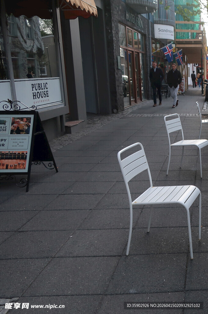 街边空置的白色简约椅子