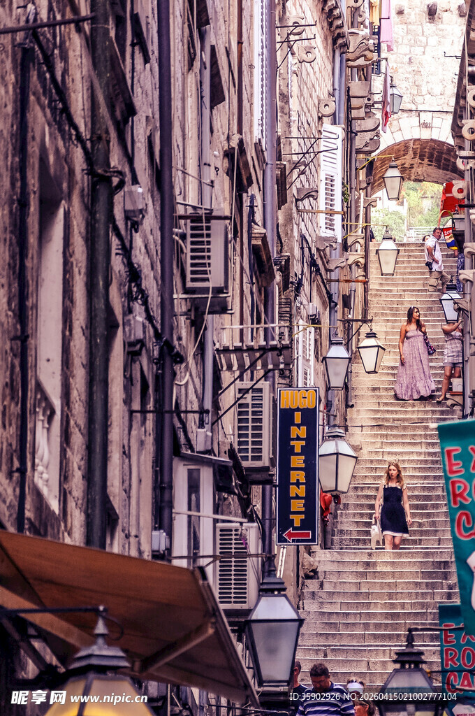 狭窄街道中的城市生活景象