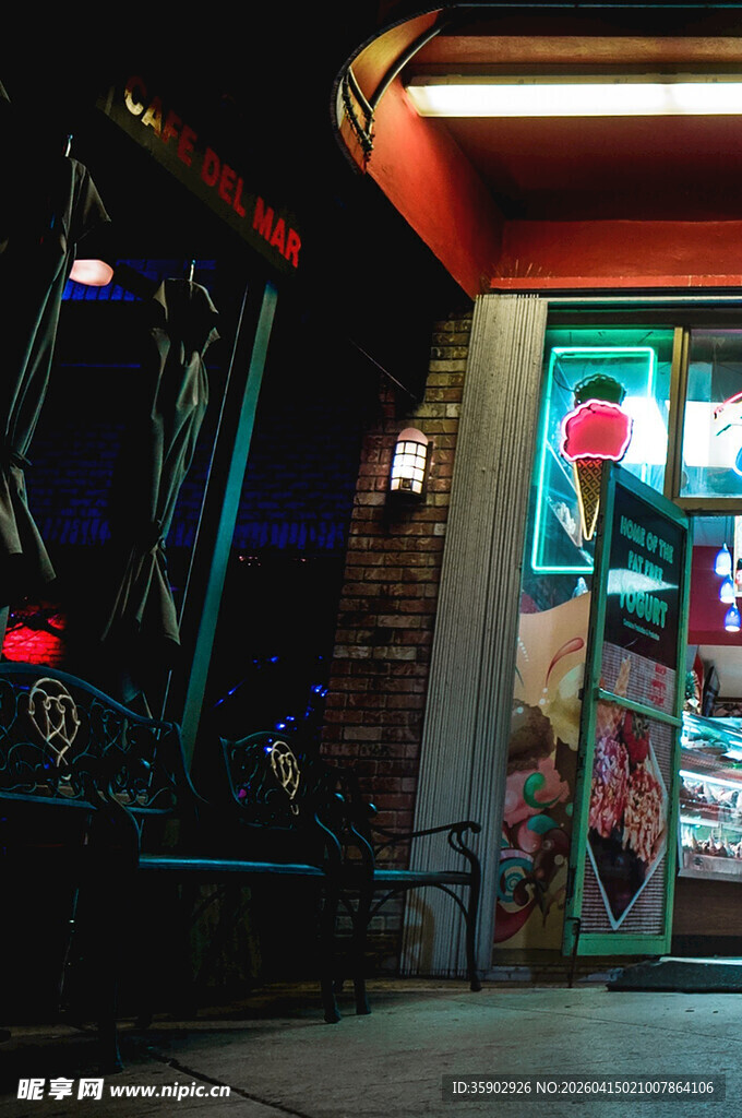 夜晚街边的特色店铺