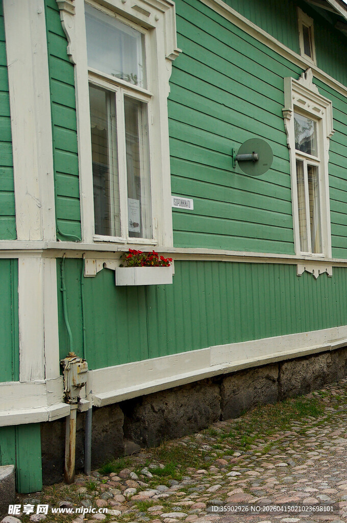 绿色木屋外墙与窗边景致