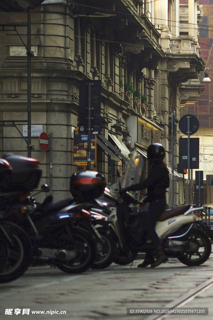 城市街道边的摩托车与行人