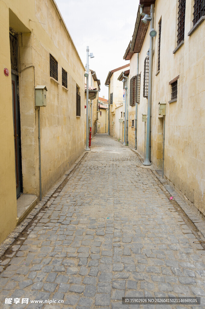 古朴小巷尽显岁月韵味