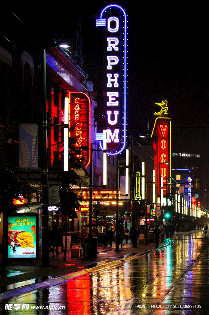 霓虹闪烁的繁华都市街道