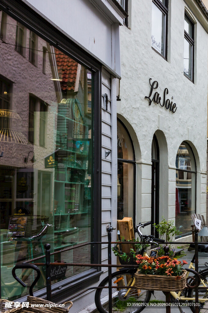 欧式街道的精致店铺外观