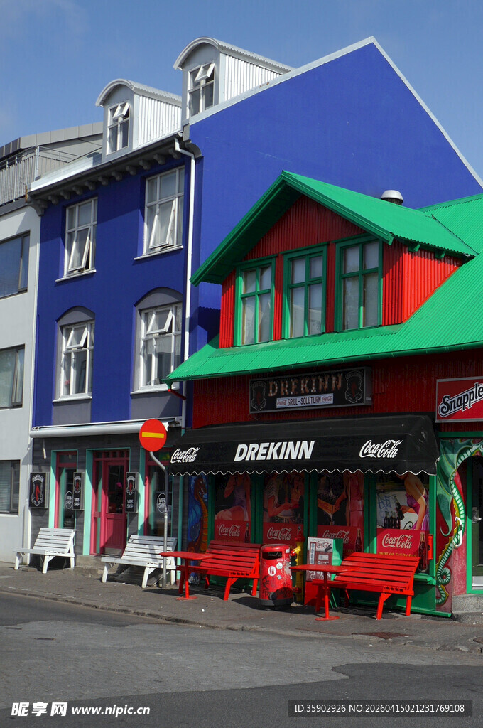 多彩街边建筑与户外座椅