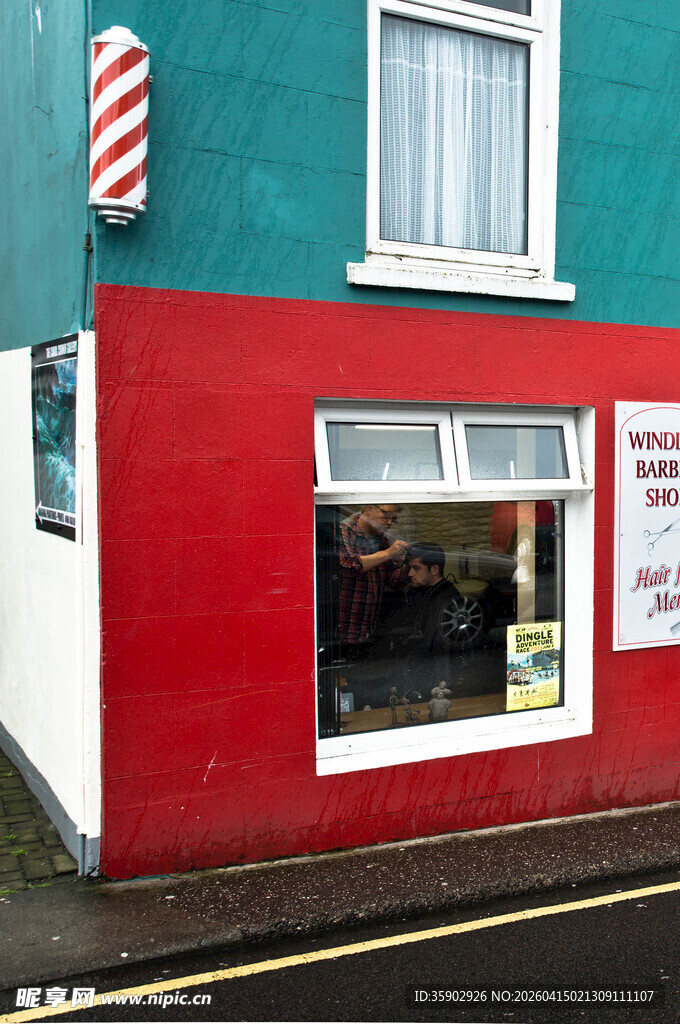 街角彩色理发店外观