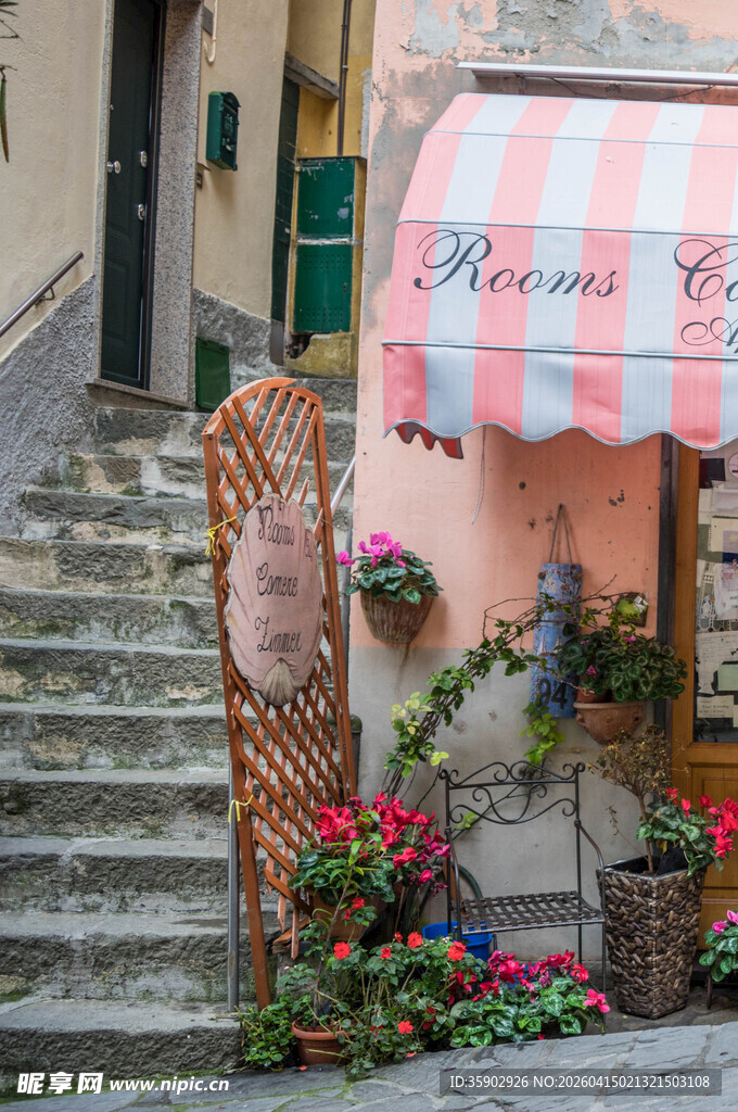 浪漫街角的花卉装饰小店