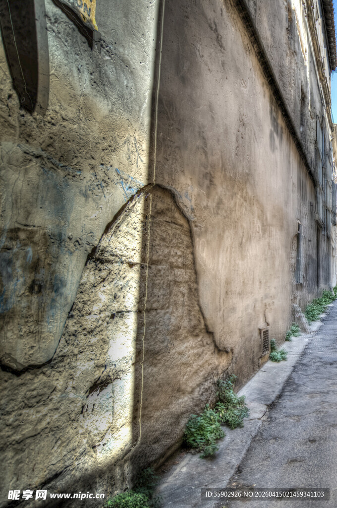 古老墙角边的藤蔓痕迹