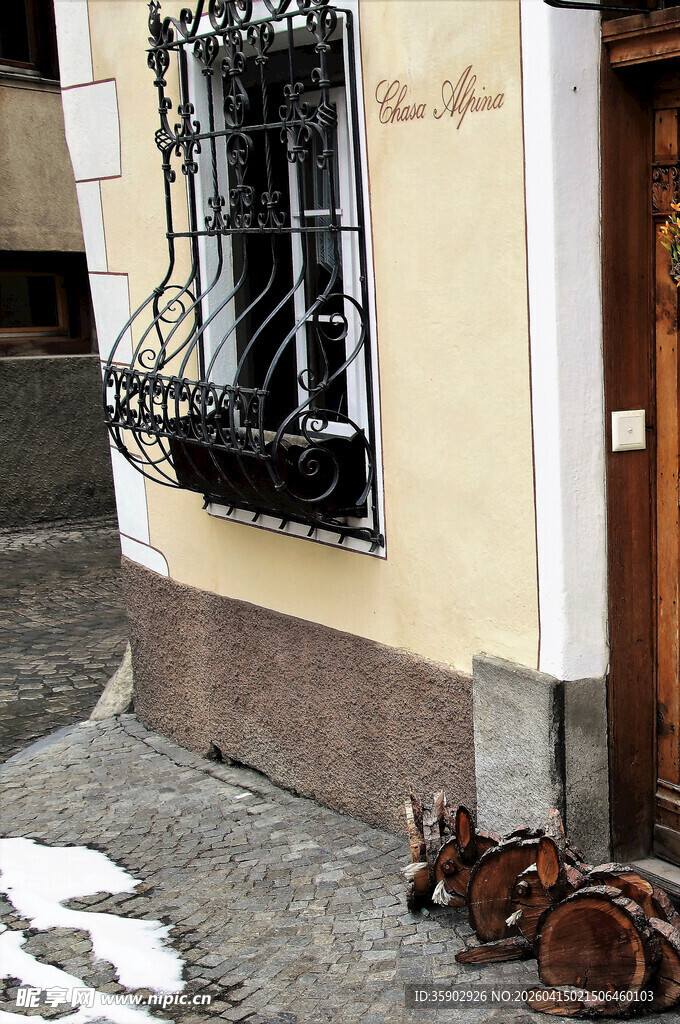 街角铁艺窗与复古物件