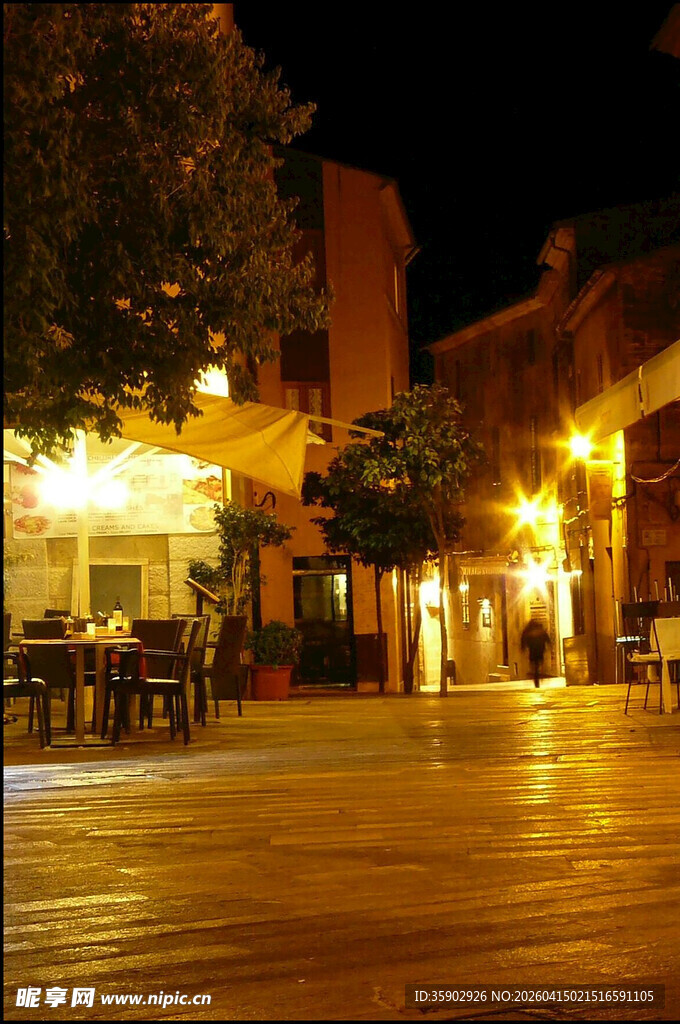 夜晚街道的温馨灯光景象