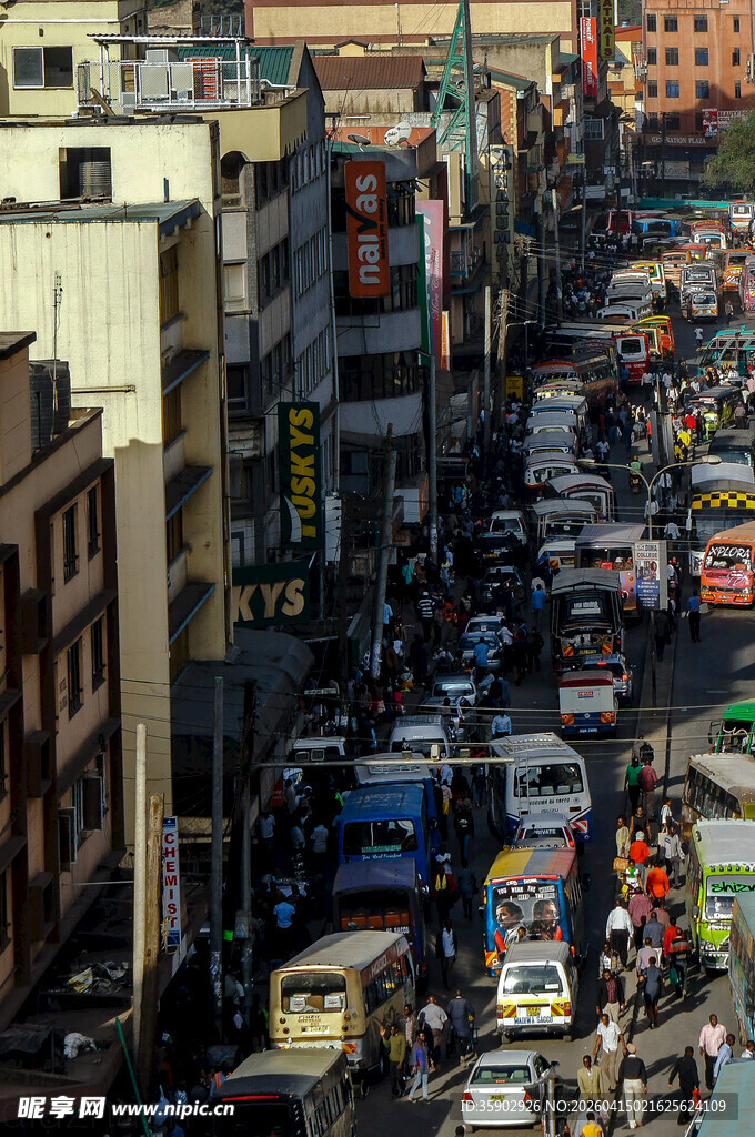 城市繁忙街道景象