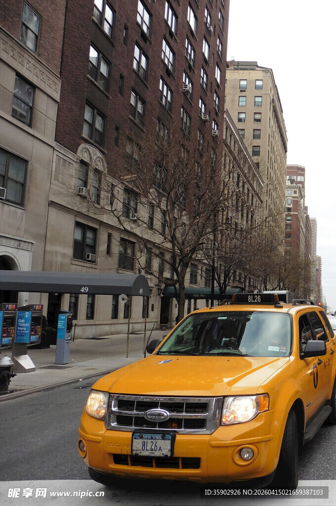 城市街道上的黄色出租车