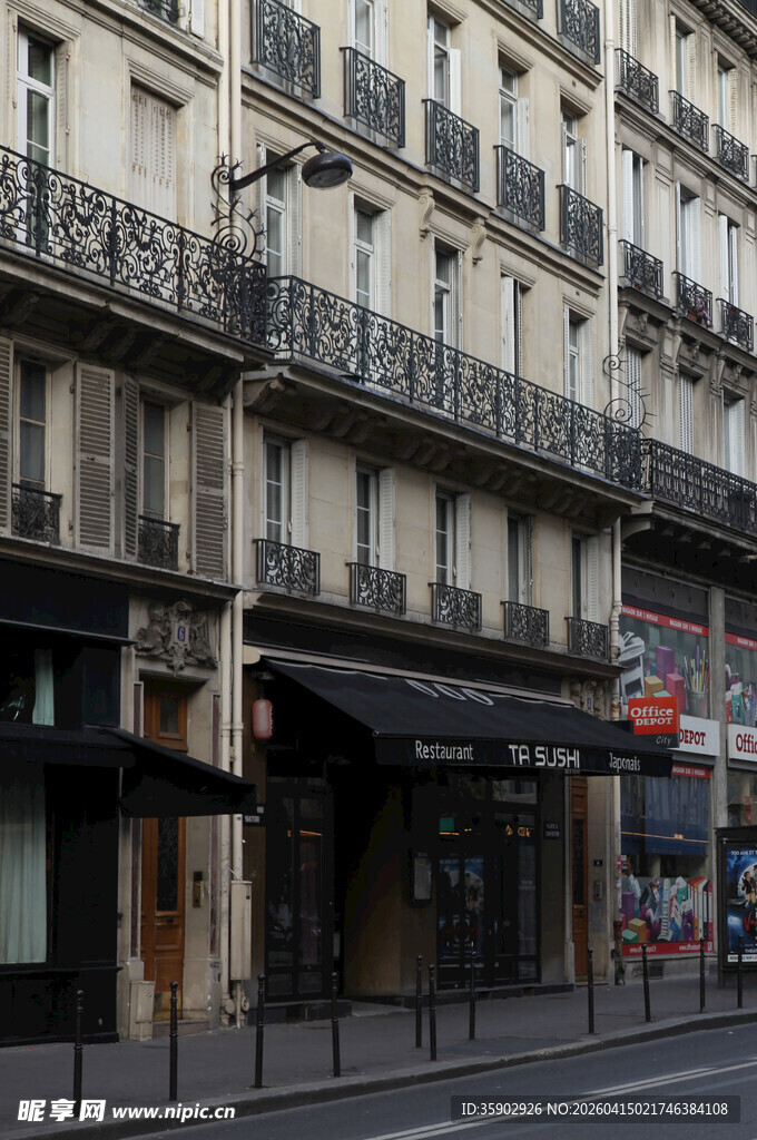 巴黎街边的经典欧式建筑