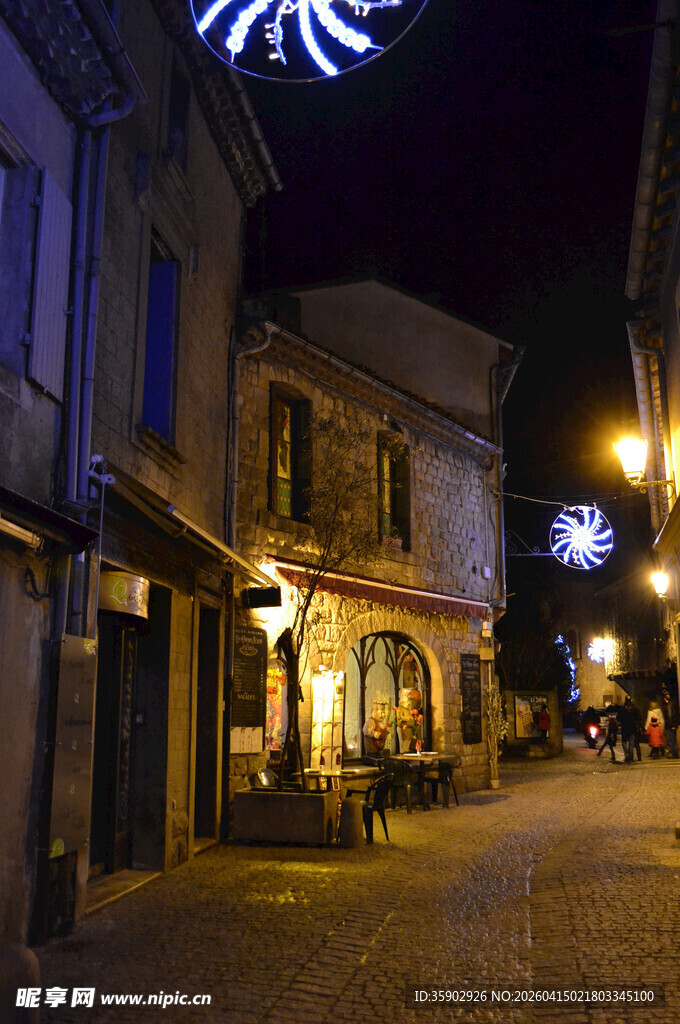 夜晚小镇街道的温馨景象