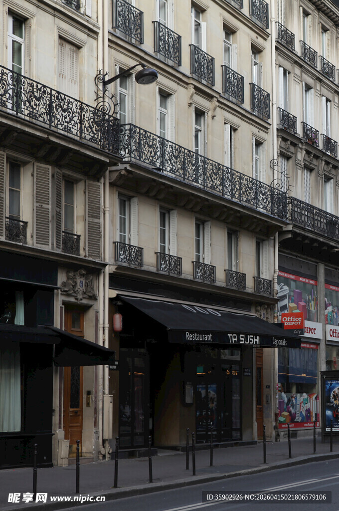 巴黎街边的欧式建筑