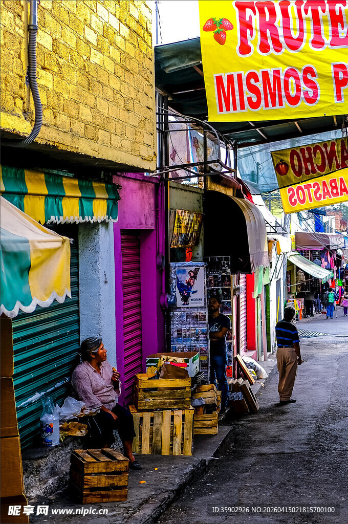 色彩斑斓的街头水果摊