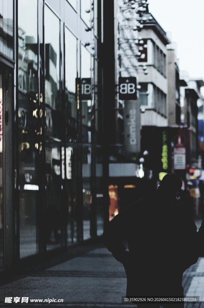 都市街头行人背影