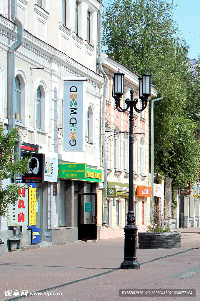 欧式街道旁的商铺路灯