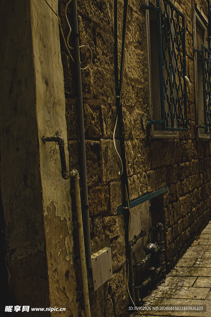 狭窄老旧小巷的静谧景象