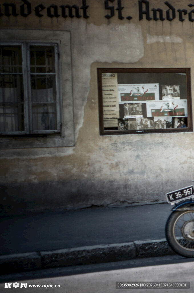 复古街角的摩托车与橱窗