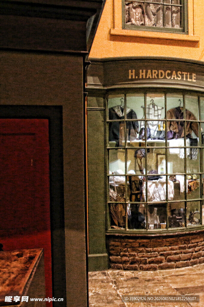 复古风格眼镜店橱窗展示