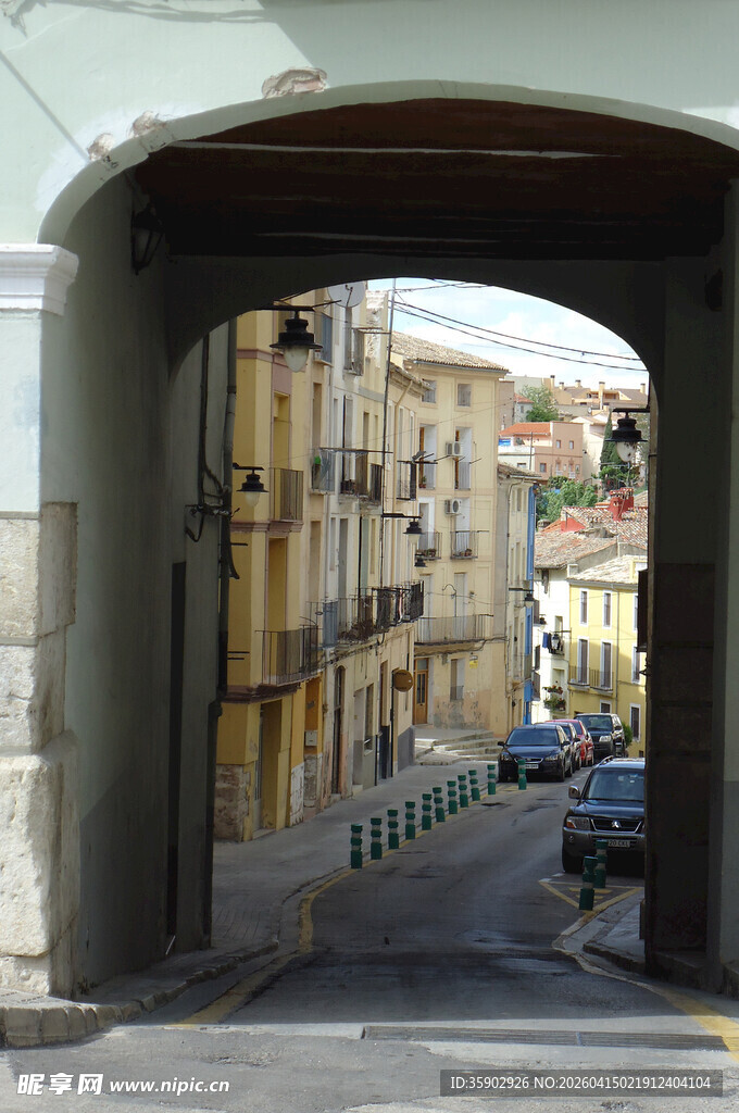 拱形门洞下的街道风景