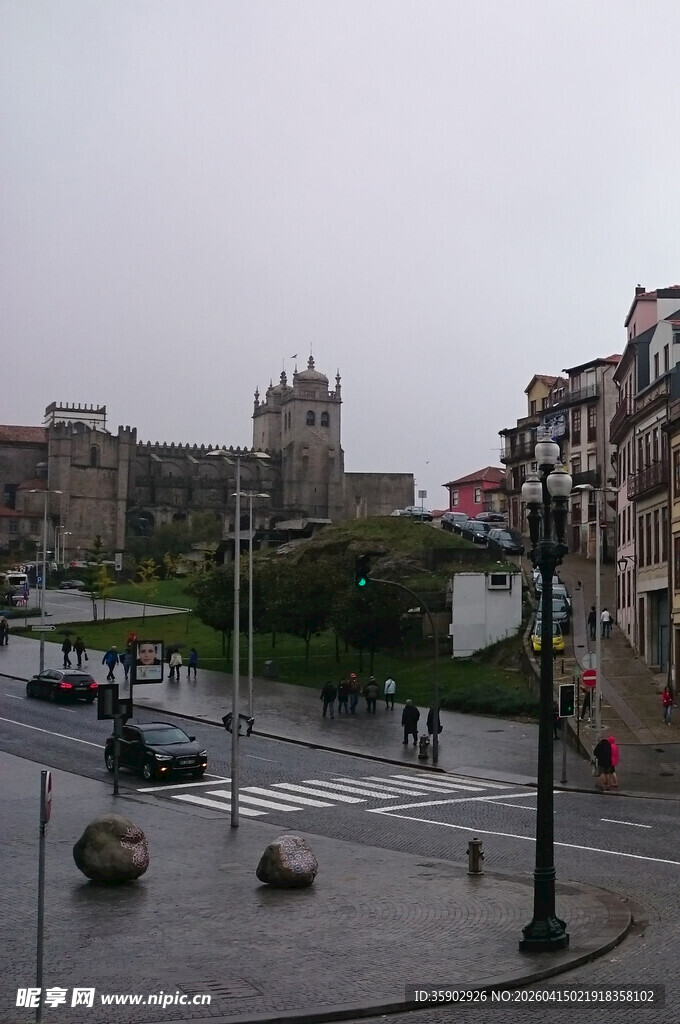 雨中欧洲小镇街道景象