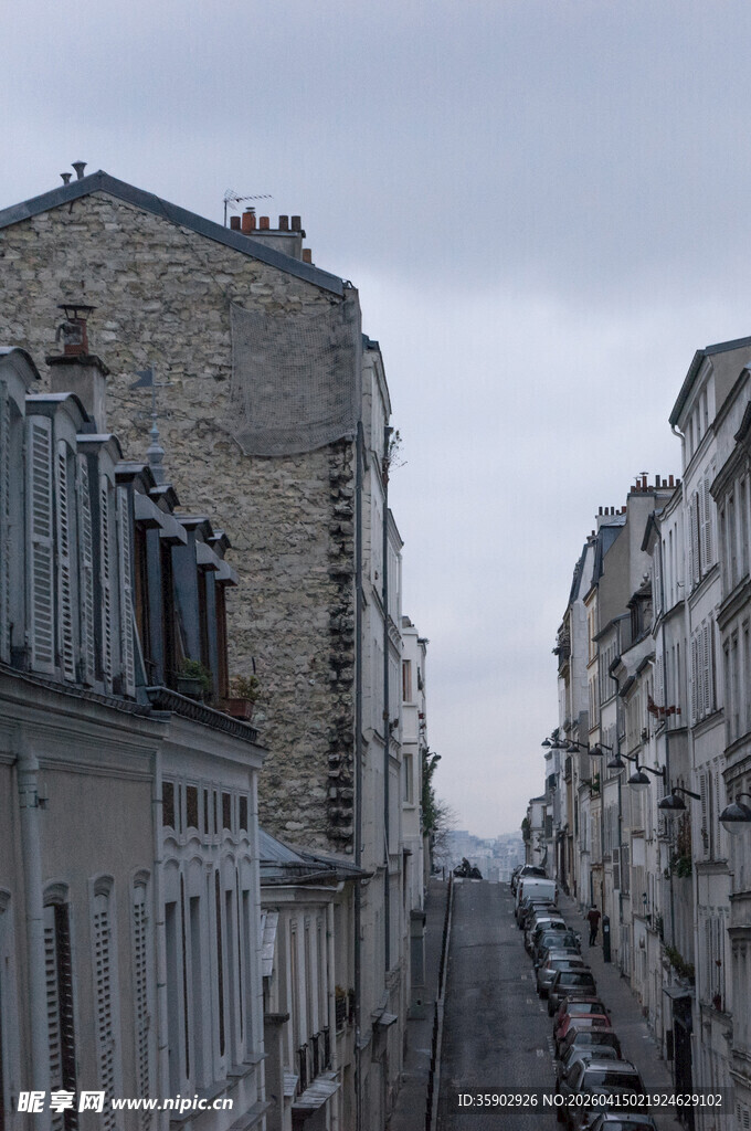 狭窄街道上的古老建筑