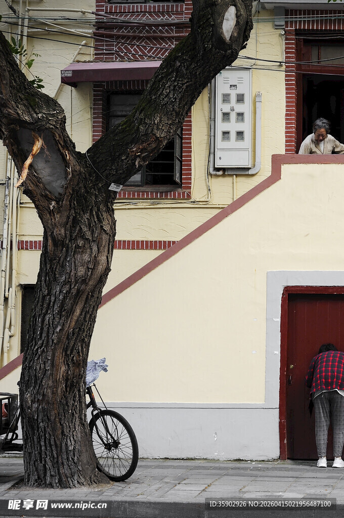 街边小屋前的日常场景