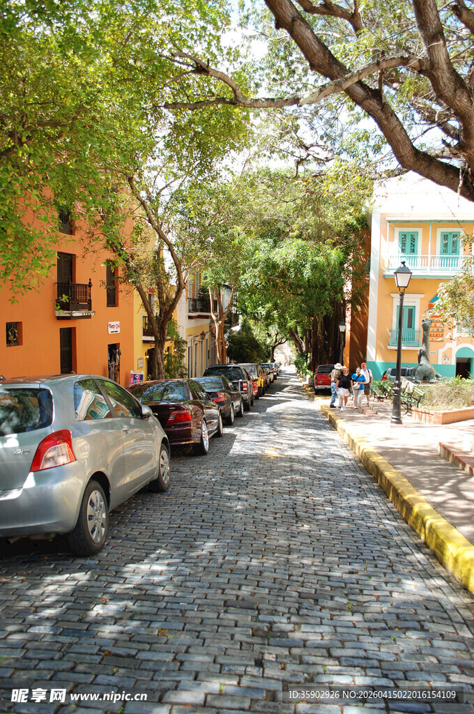 欧式街道旁的停车景致