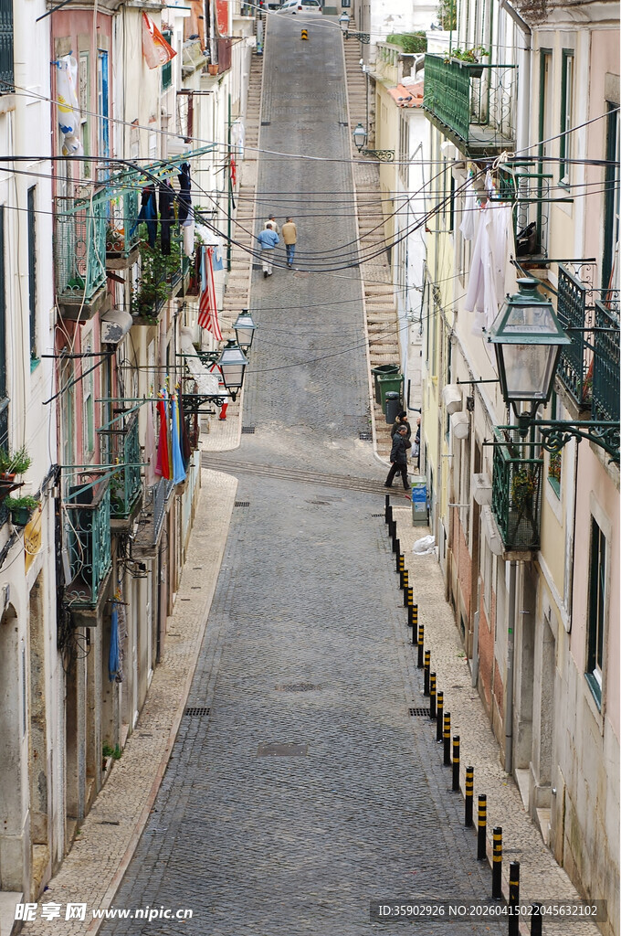 狭窄街道与两旁彩色建筑