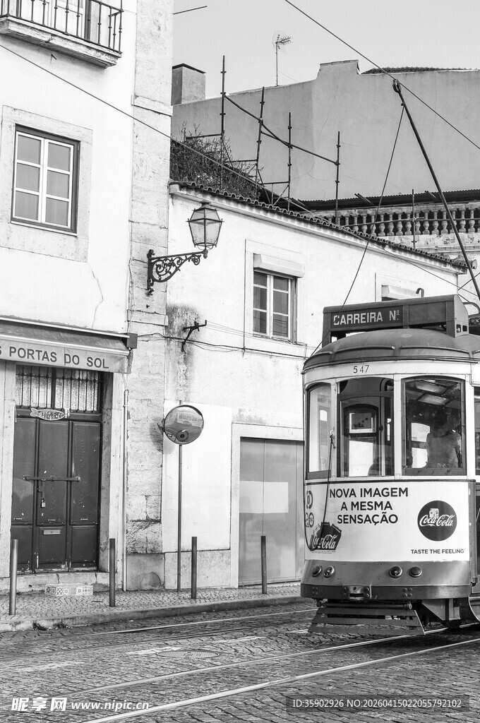 复古有轨电车停靠街道旁