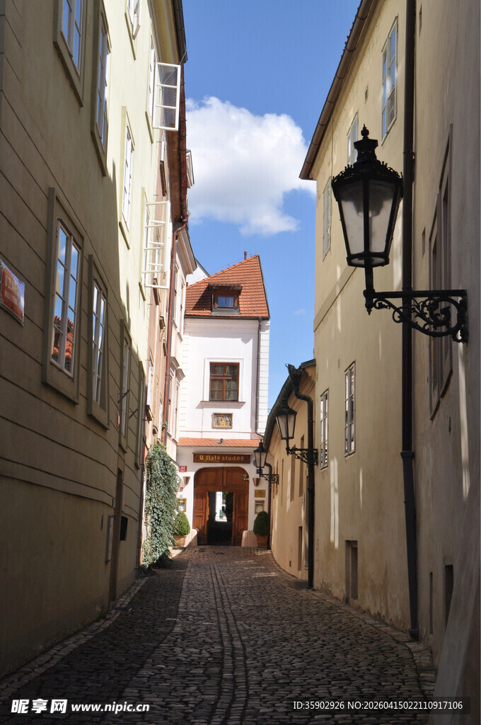 欧洲小巷中的古朴街景
