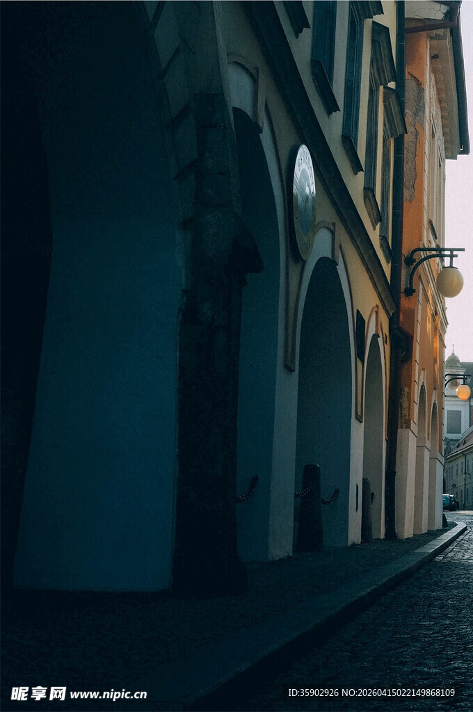 黄昏下的欧式街道建筑