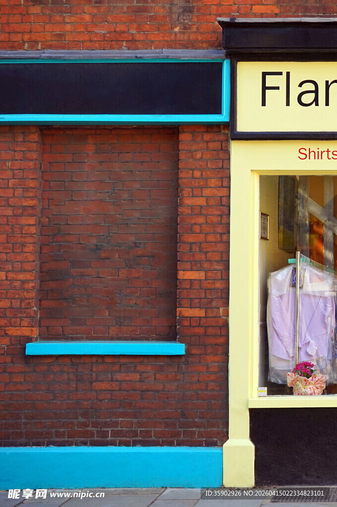 街边店铺橱窗与封闭墙面