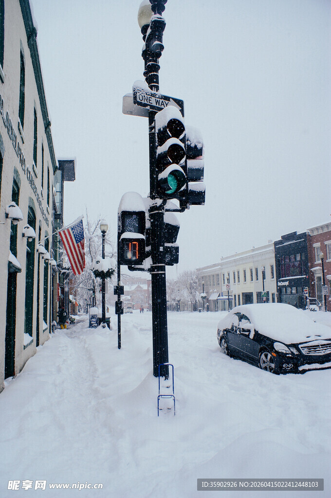 雪后城市街道的交通信号灯