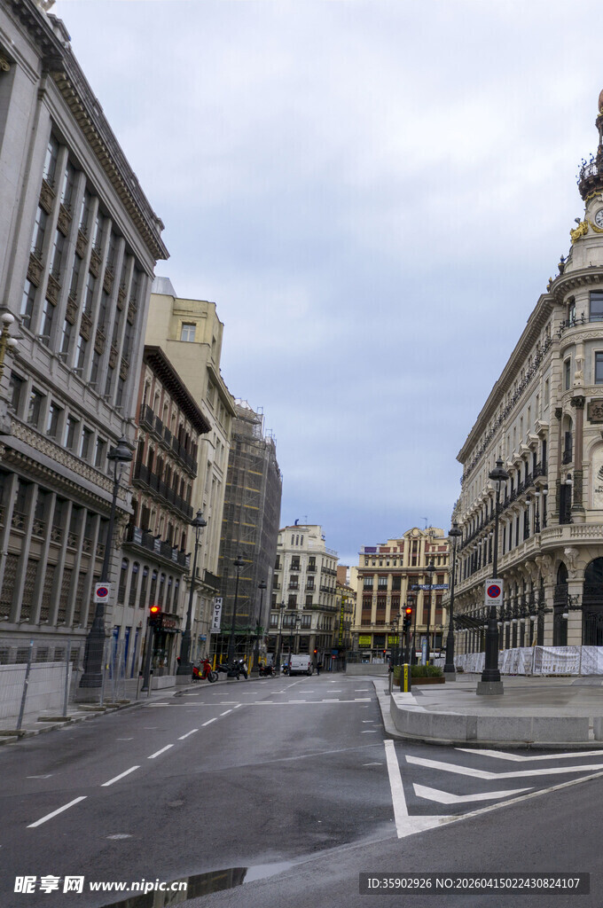 城市空旷街道与古典建筑