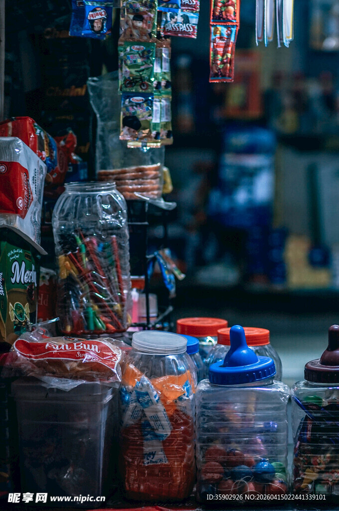 便利店货架上的多样零食